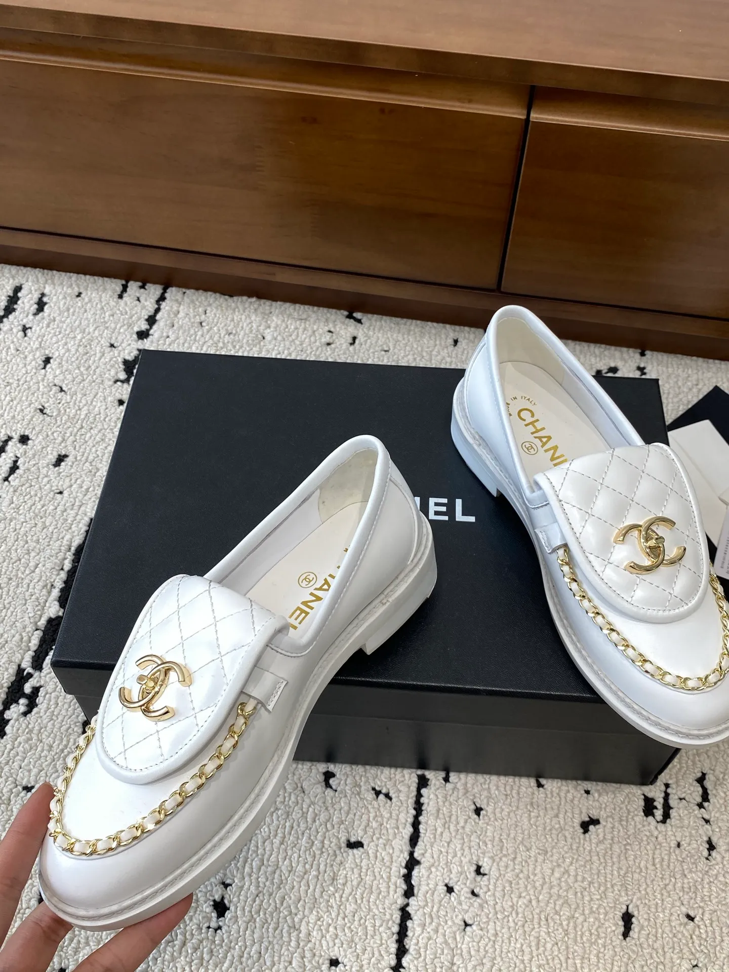 👟👟Ex-factory price 620👟👟 High version 🍀 The official website is updated simultaneously with the high version, CHANEL Chanel's new early spring top autumn shoes series____________ The must-have hot style for spring fragrances, the goddess series, with the elegant and ladylike temperament of fragrances, super attractive, irresistible, heart-beating... ▪️The upper is imported cowhide/butter/patent leather, high-end and texture ➕Original molded hardware buckle ➕Electric embroidery ▪️The lining is imported lambskin, soft and comfortable ▪️Original molded version, Italian genuine leather outsole🇮🇹 ▪️Number of codes: 34-42 (34 40 41 42 is custom-made, non-refundable and non-exchangeable) Multiple colors are available, you can also place an order with the picture BUY NOW 👉 BUY NOW 👉 BUY NOW 👉 BUY NOW 👉